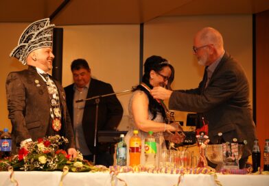 Närrischer Machtwechsel in Zirndorf: Faschingsgesellschaft Cyrenesia übernimmt das Zepter